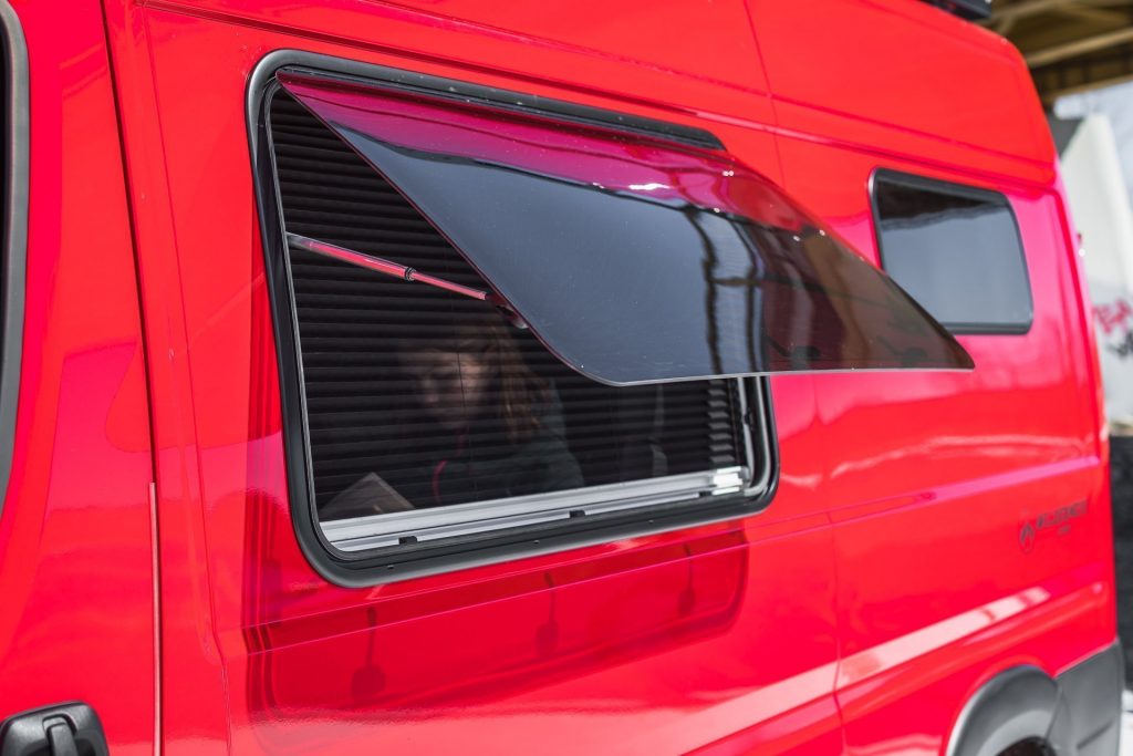 Broad Arrow Curved Window 1097×597
