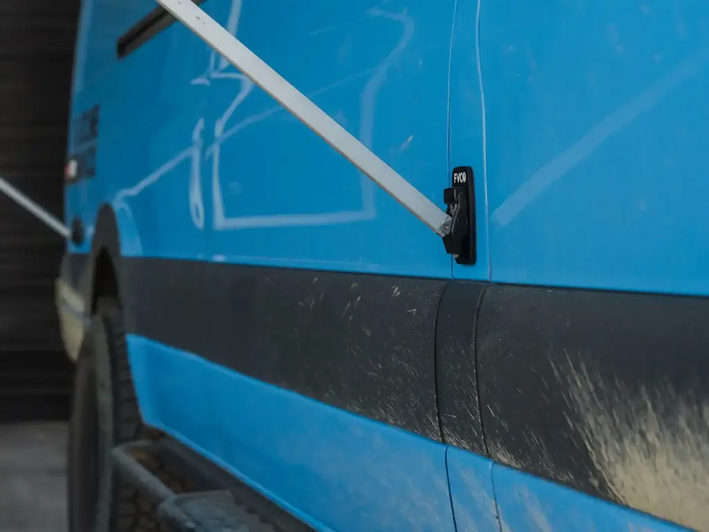 UN0120B-fiamma-leg-brackets-installed-on-sprinter-van_1800x1800.webp