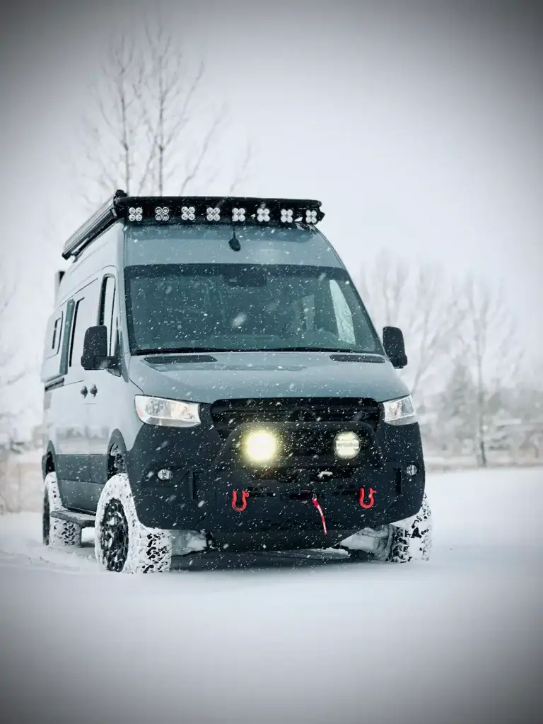 VIVID LUMEN: Defender Ca·nuck Round Driving Light 